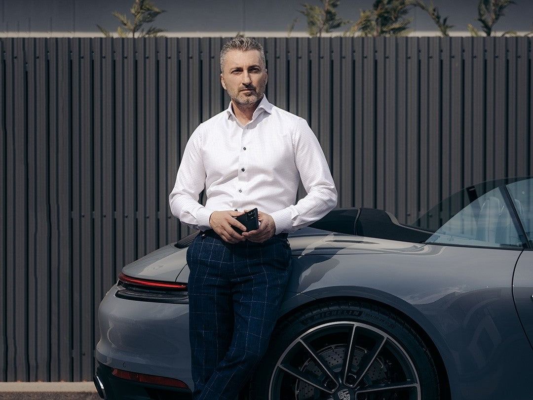 Cămașa: o piesă de îmbrăcăminte versatilă și mereu în tendințe