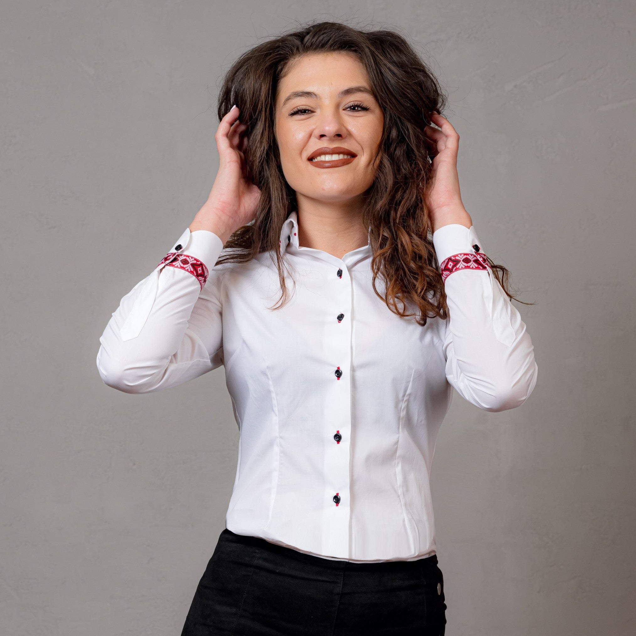 Popular women's white shirt with red motifs Merer