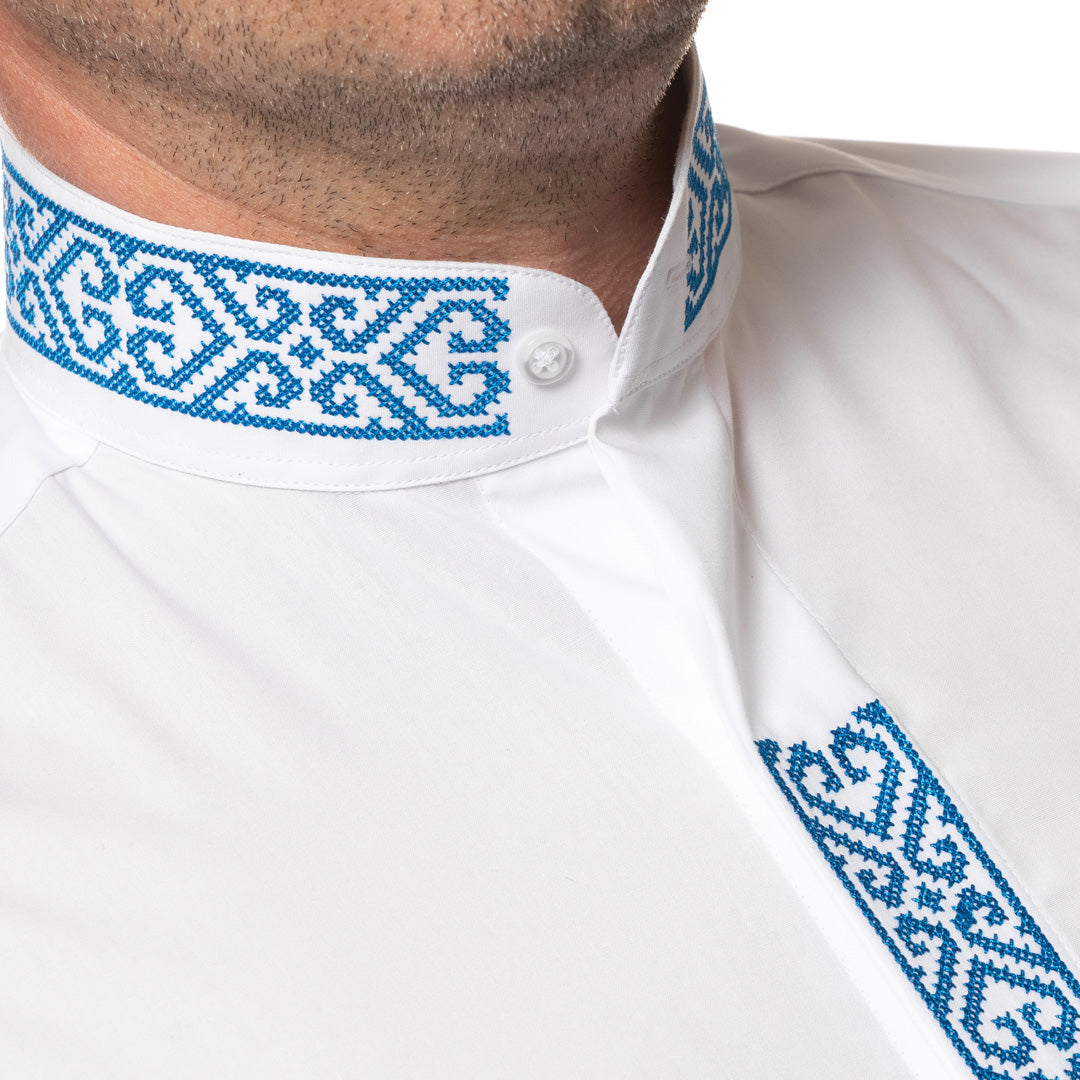 Men's casual white traditional shirt with tunic collar embroidered with blue Merer