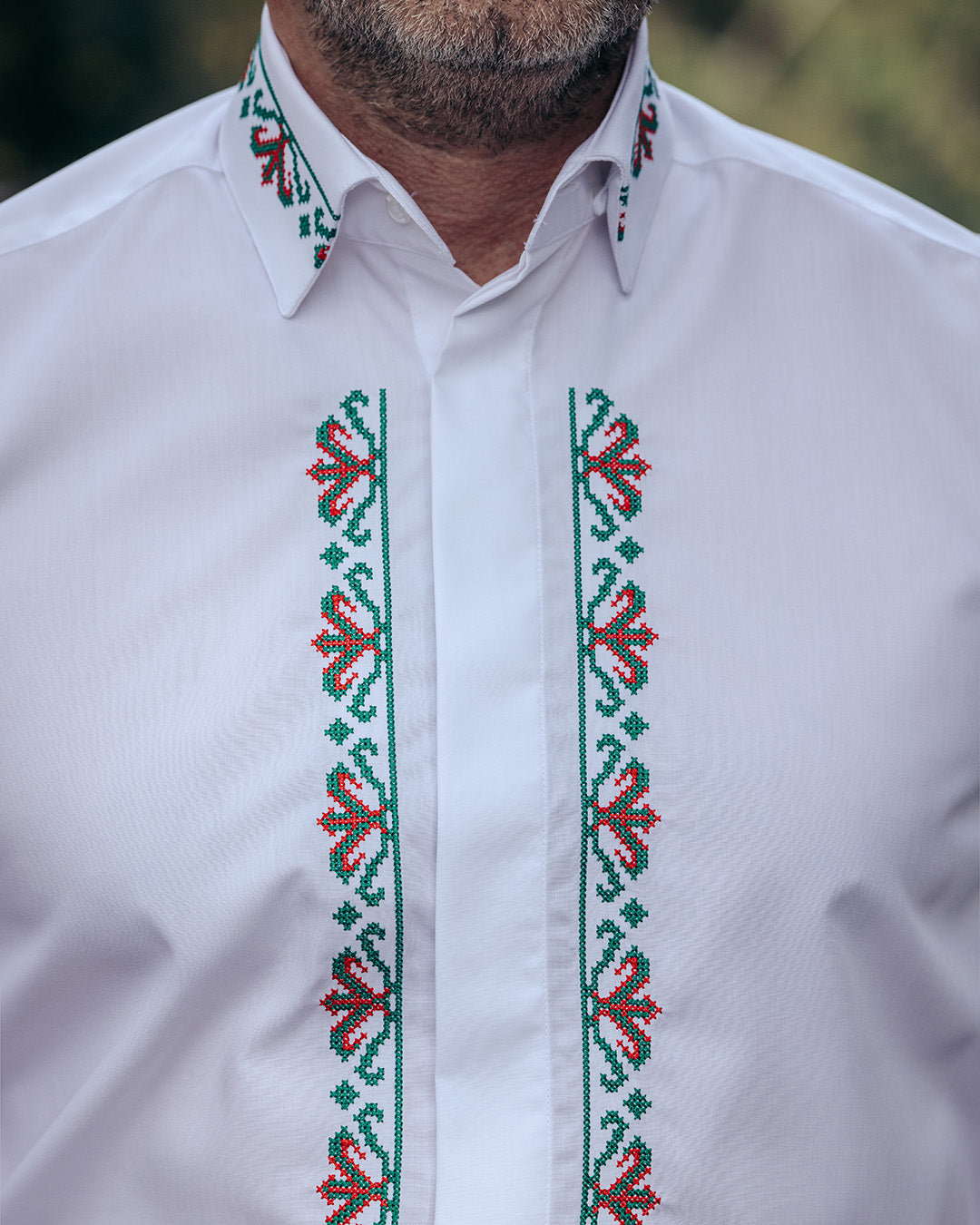 Camasa barbati casual alba motive traditionale brodate rosu-verde Merer