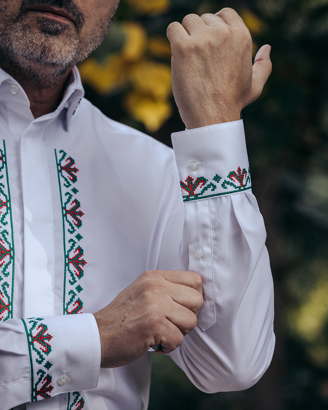 Camasa barbati casual alba motive traditionale brodate rosu-verde Merer