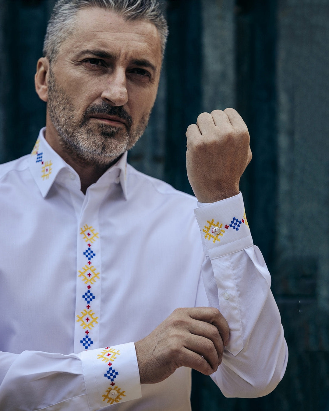 Camasa barbati casual alba motive traditionale brodate rosu-galben-albastru Merer