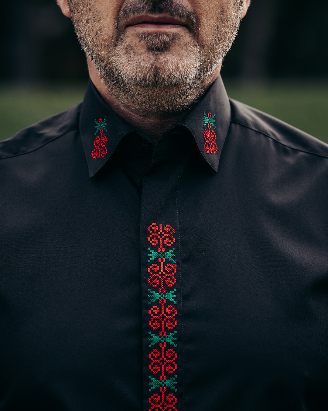 Camasa barbati casual neagra motive traditionale brodate verde-rosu Merer