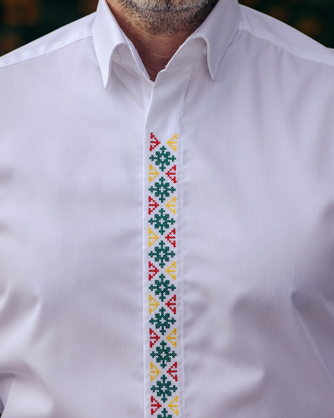 Camasa barbati casual alba motive traditionale brodate verde-rosu-galben Merer