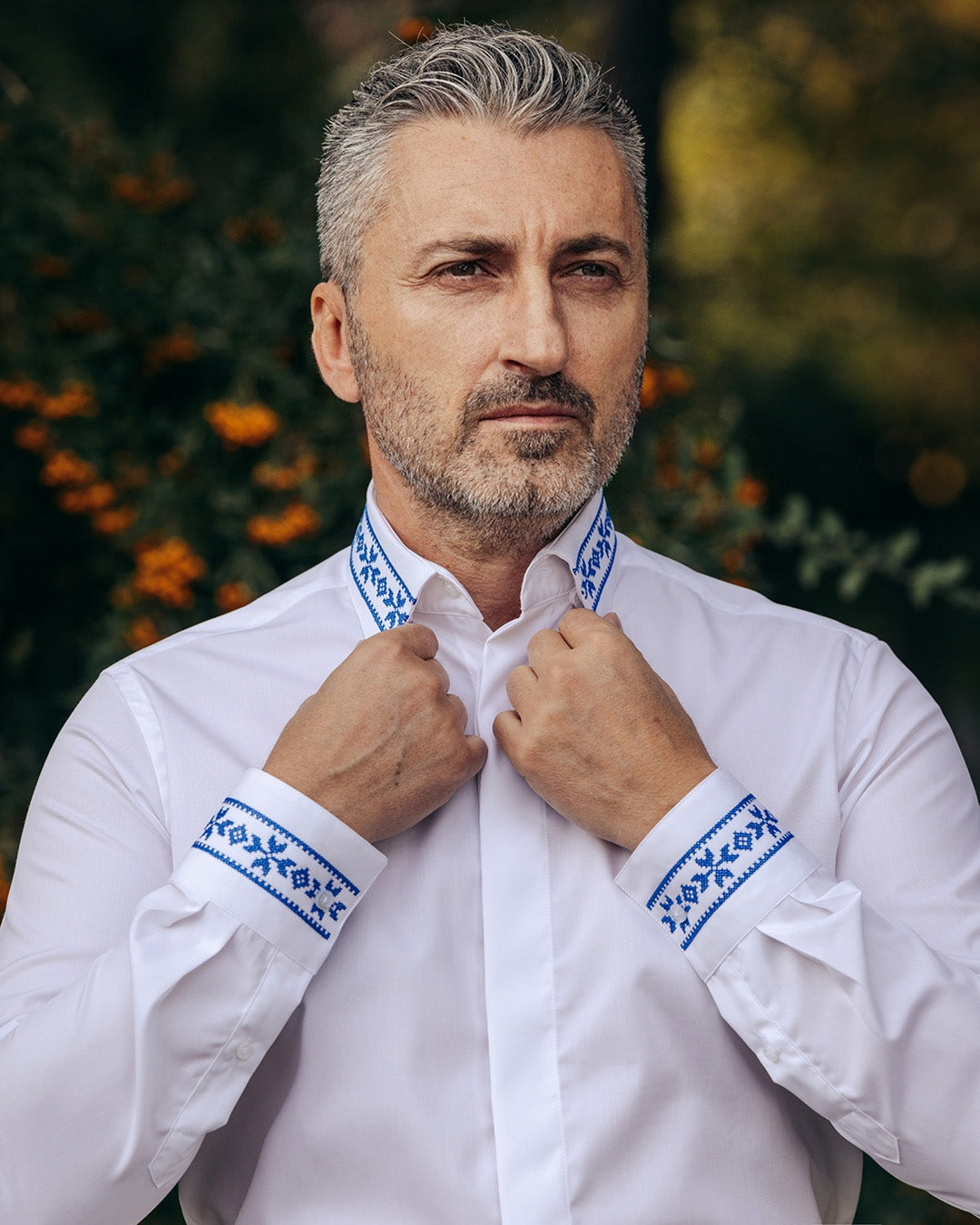 Camasa barbati casual alba motive traditionale brodate albastru Merer