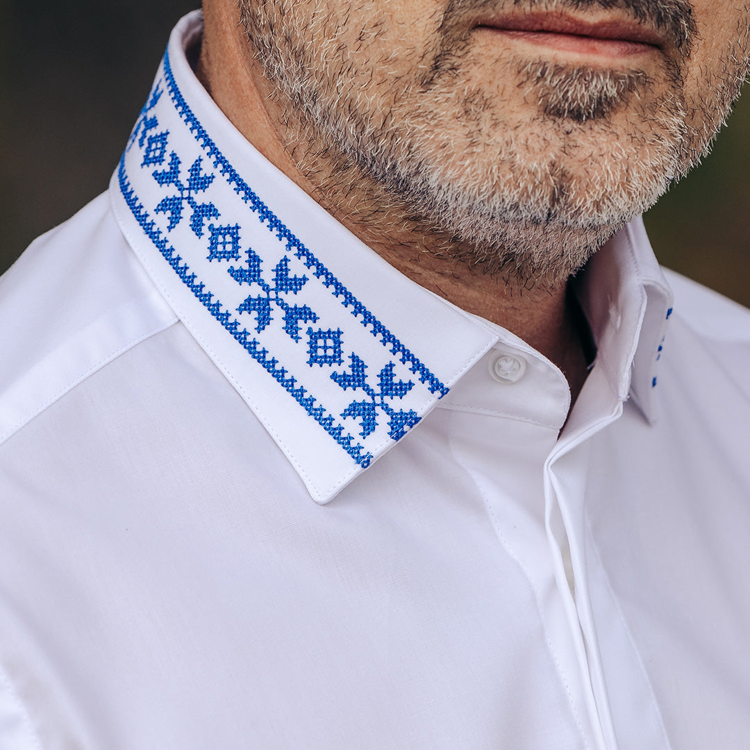 Camasa barbati casual alba motive traditionale brodate albastru Merer