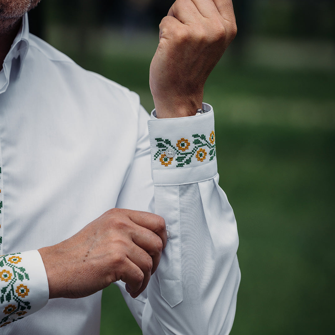 Camasa barbati casual alba motive traditionale si broderie verde si portocaliu Merer