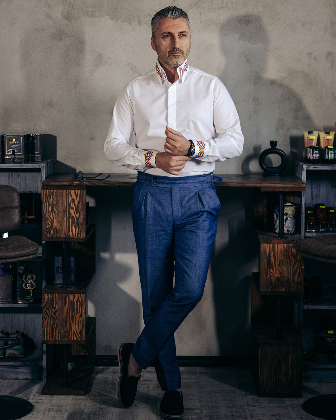 Camasa barbati casual alba guler foarte inalt si motive traditionale brodate Merer