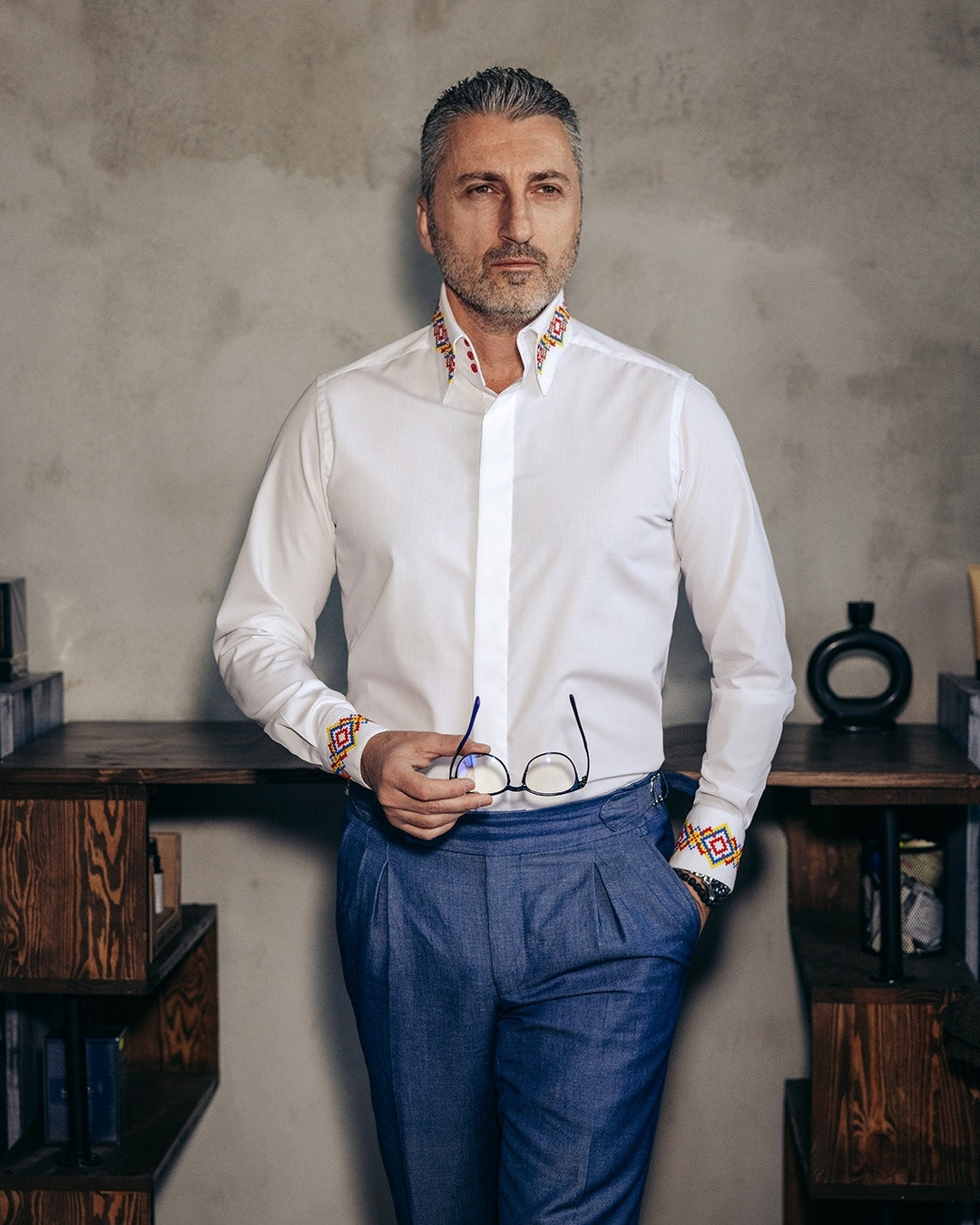 Camasa barbati casual alba guler foarte inalt si motive traditionale brodate Merer