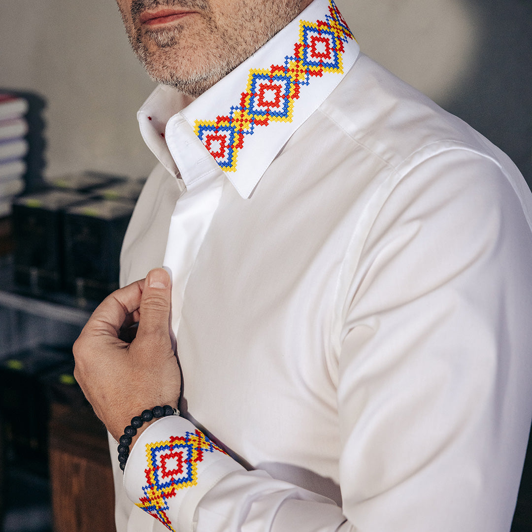 Camasa barbati casual alba guler foarte inalt si motive traditionale brodate Merer