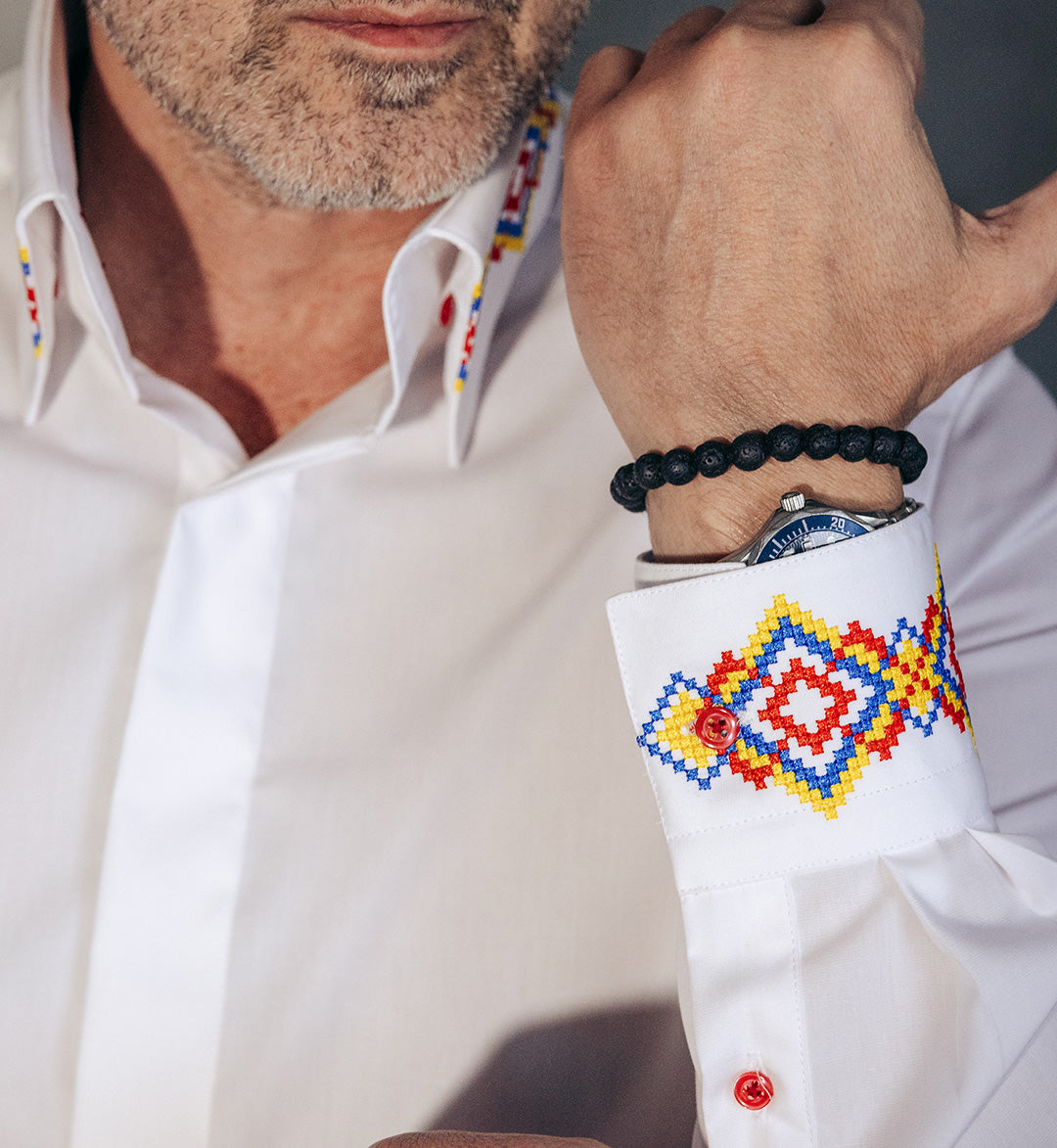 Camasa barbati casual alba guler foarte inalt si motive traditionale brodate Merer