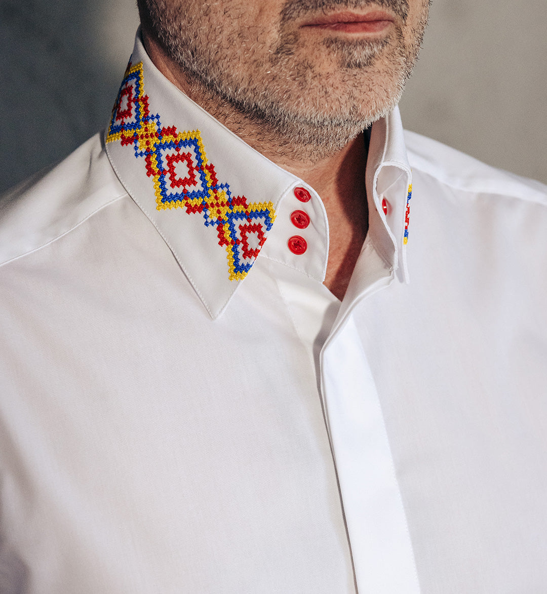 Camasa barbati casual alba guler foarte inalt si motive traditionale brodate Merer