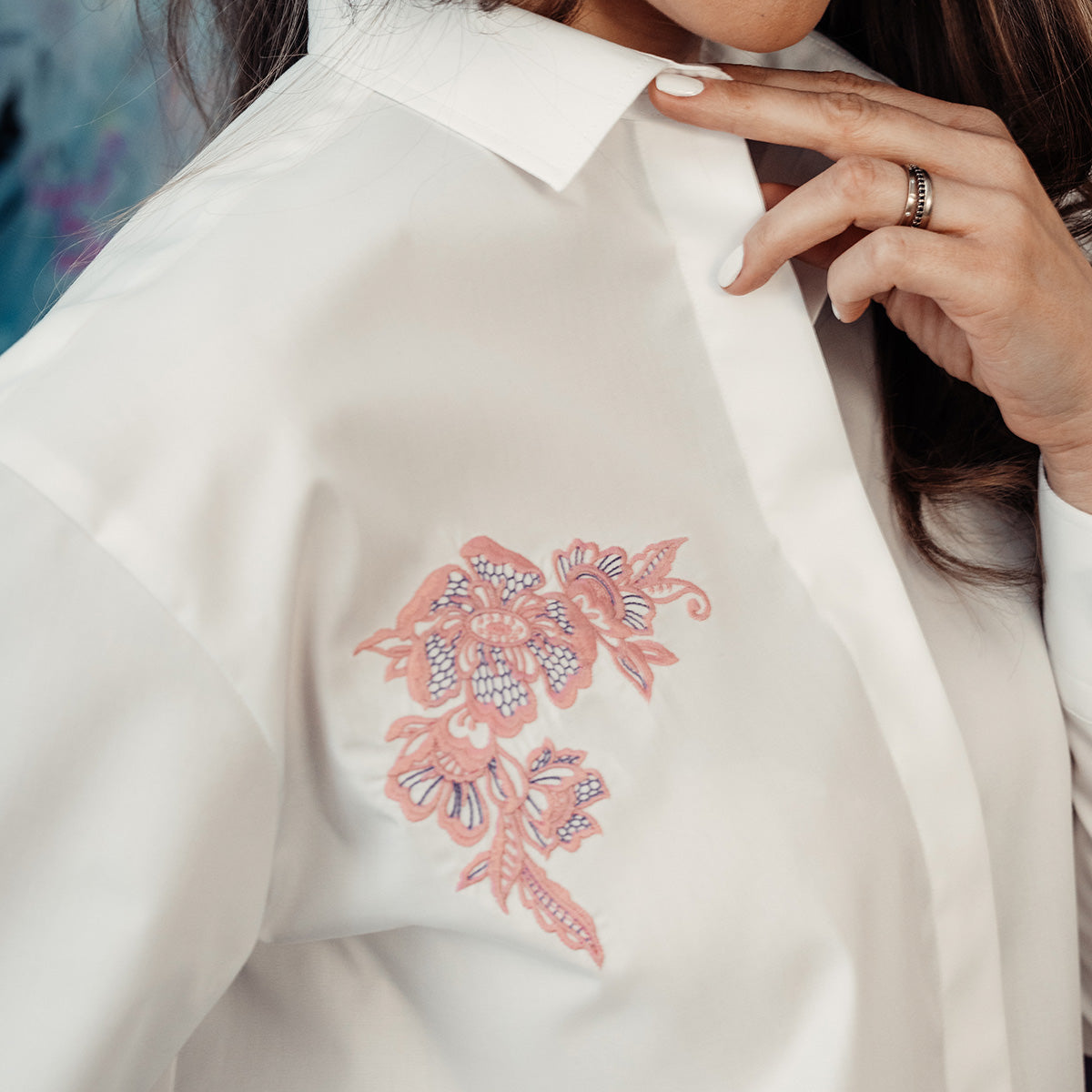 Camasa femei alba oversize cu motive brodate roz Merer