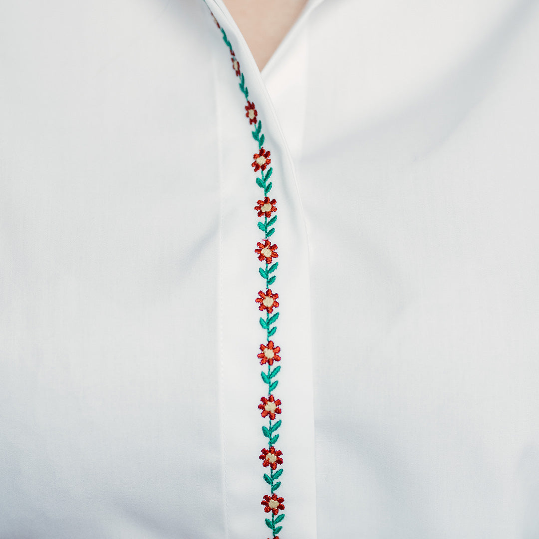 Camasa femei alba oversize cu motive fine florale brodate Merer