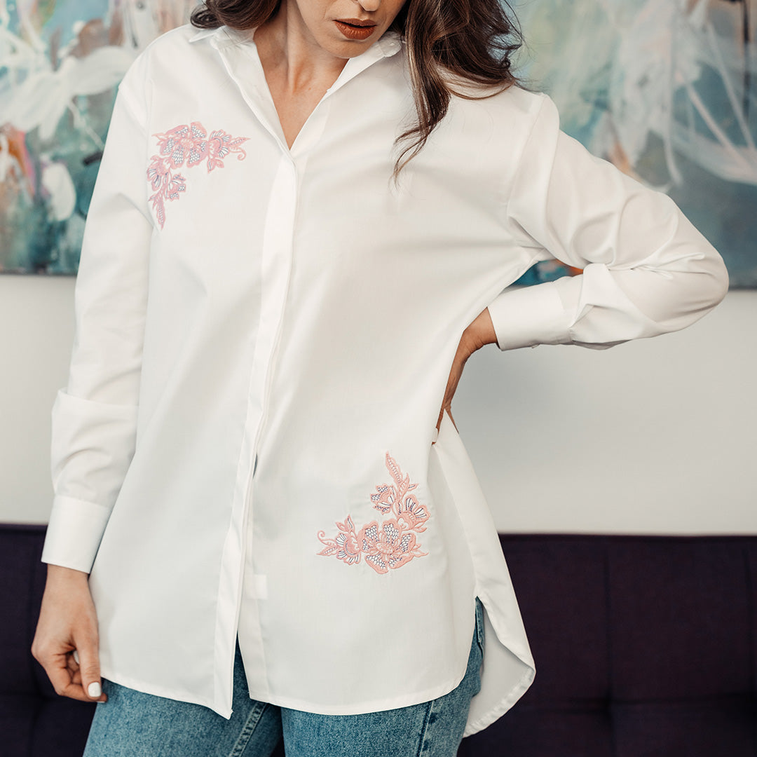 Women's white oversized shirt with pink embroidered motifs Merer