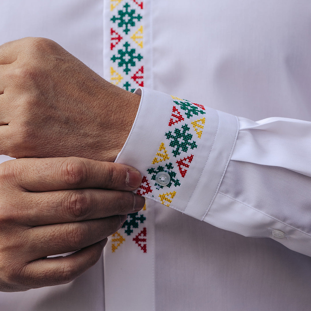 Camasa barbati casual alba motive traditionale brodate verde-rosu-galben Merer