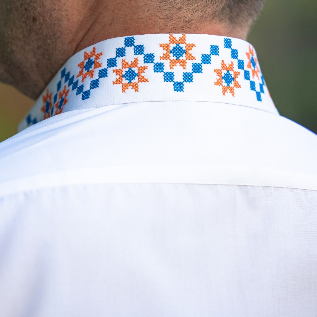 Men's casual white traditional shirt with embroidered motifs in two colors Merer