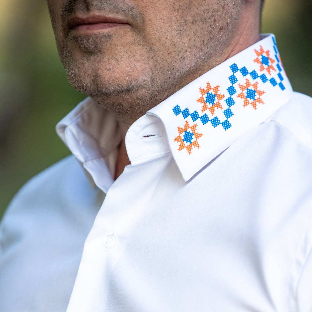 Men's casual white traditional shirt with embroidered motifs in two colors Merer