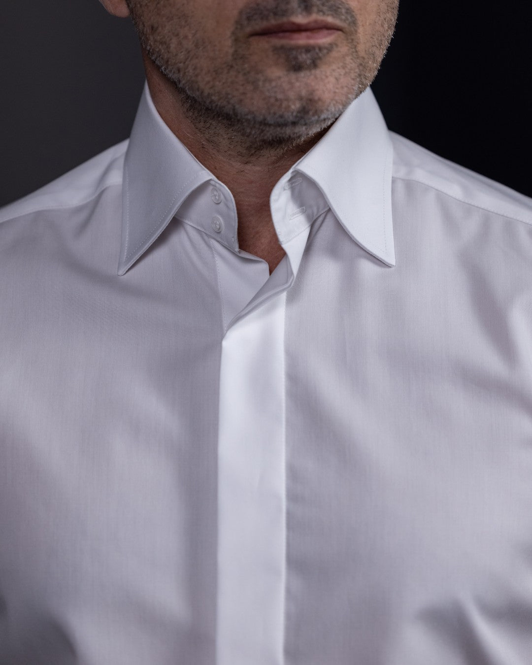 Men's white shirt with high collar, beveled cuffs, Merer buttons