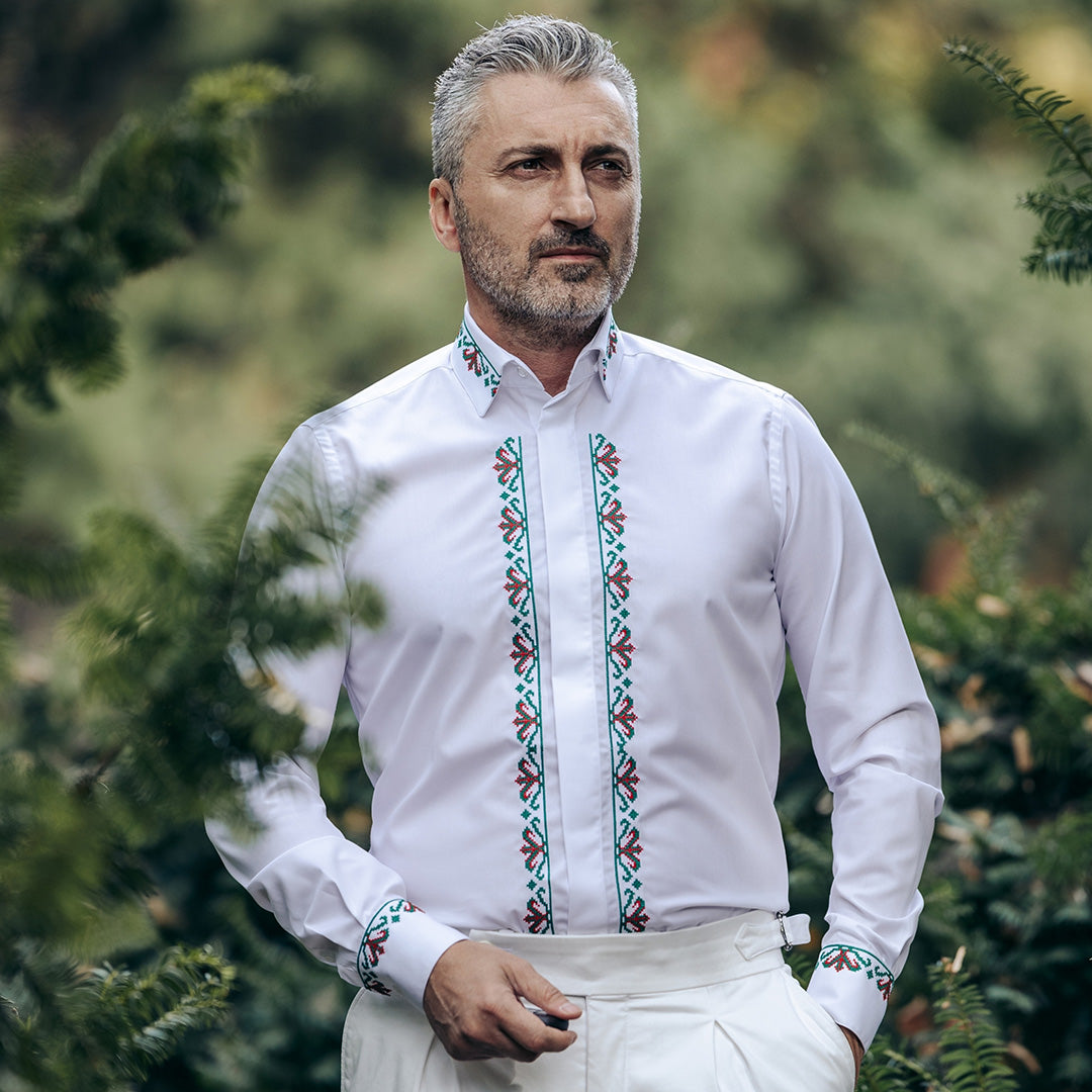 Camasa barbati casual alba motive traditionale brodate rosu-verde Merer