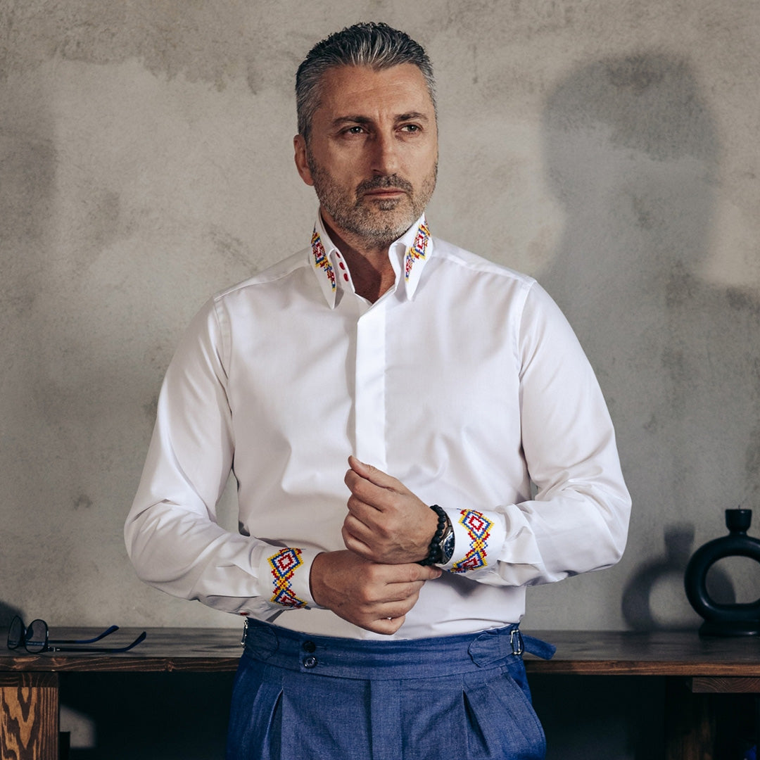 Camasa barbati casual alba guler foarte inalt si motive traditionale brodate Merer