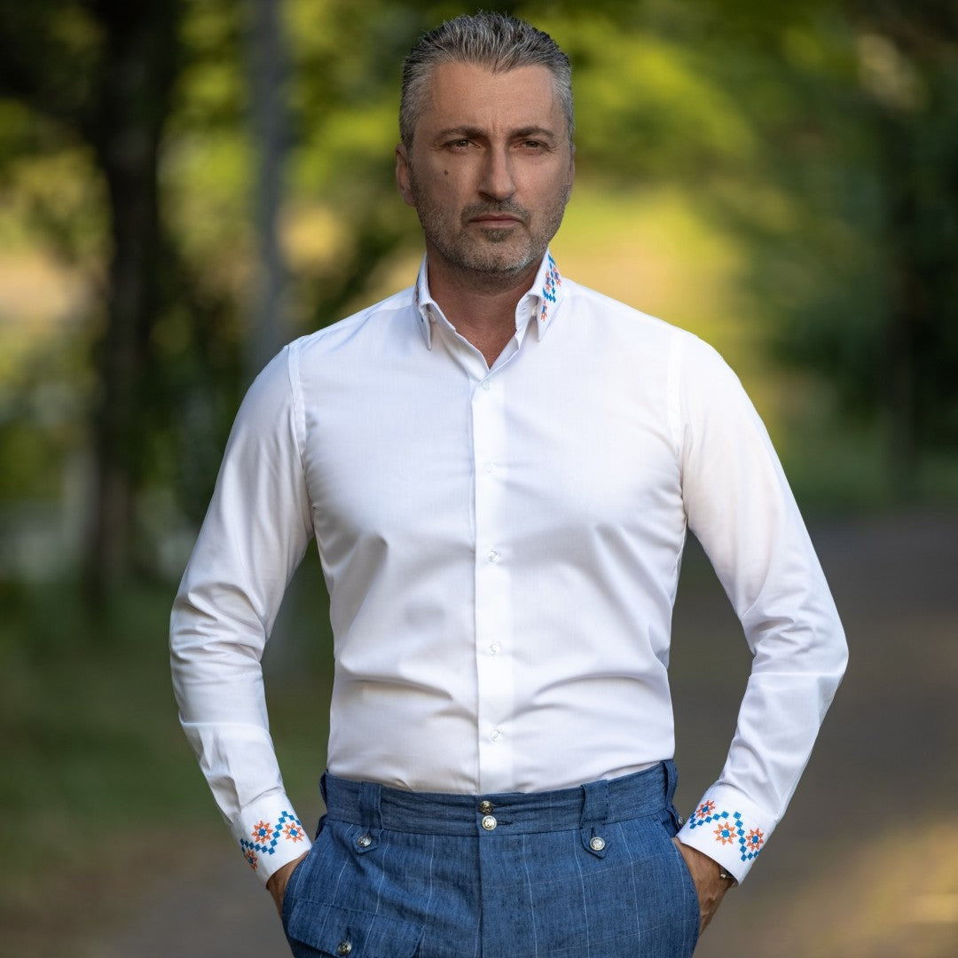 Camasa barbati casual alba traditionala cu motive brodate in doua culori Merer