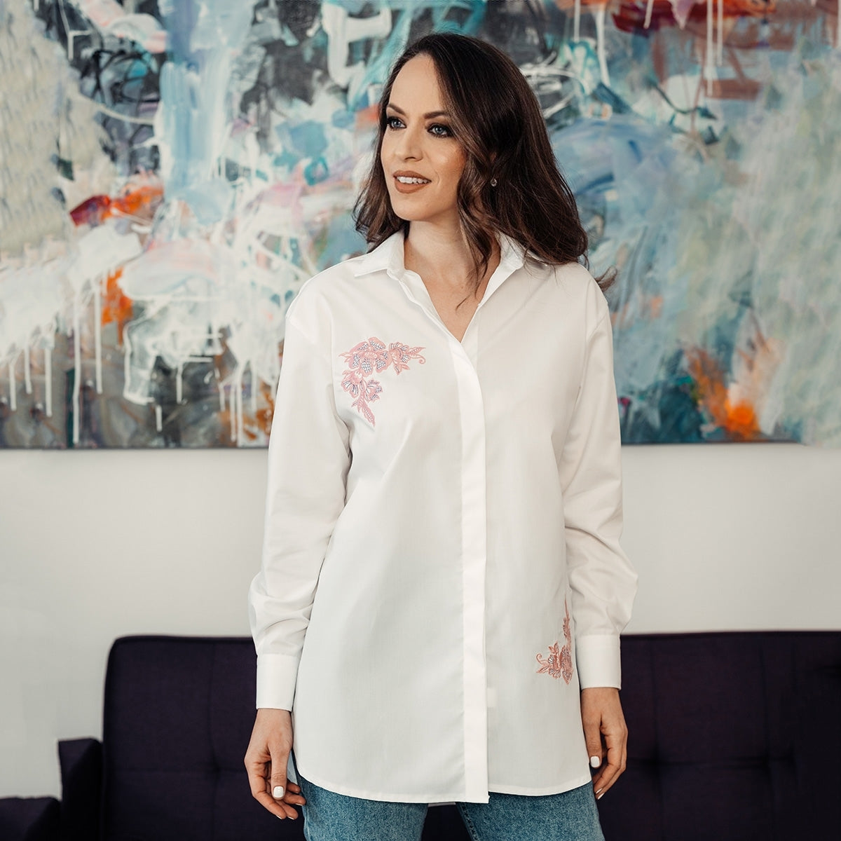 Women's white oversized shirt with pink embroidered motifs Merer