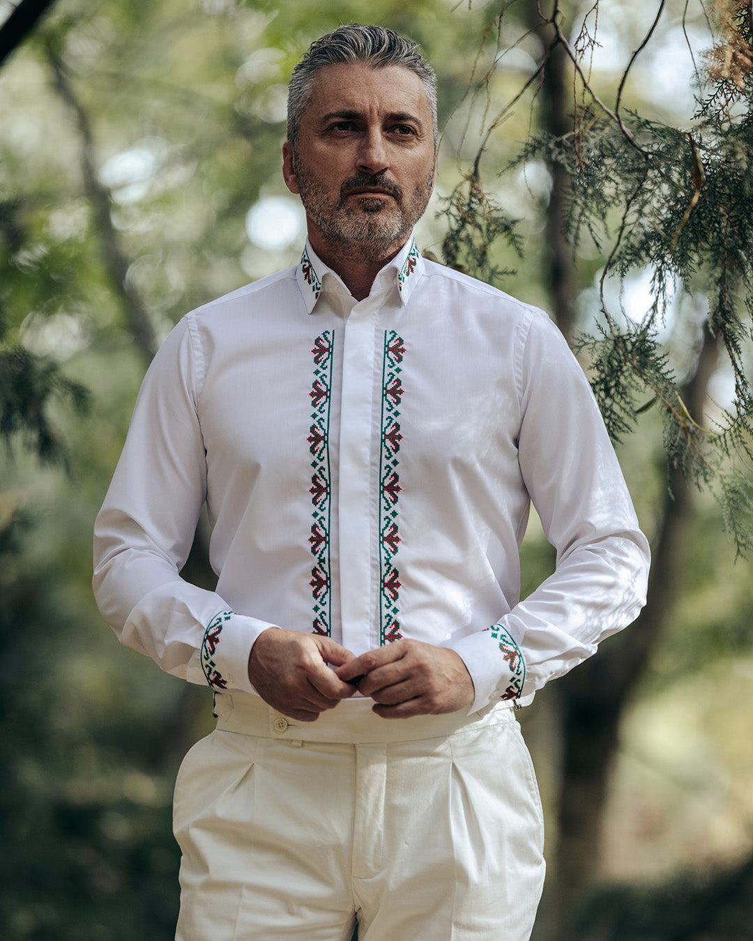 Camasa barbati casual alba motive traditionale brodate rosu-verde Merer