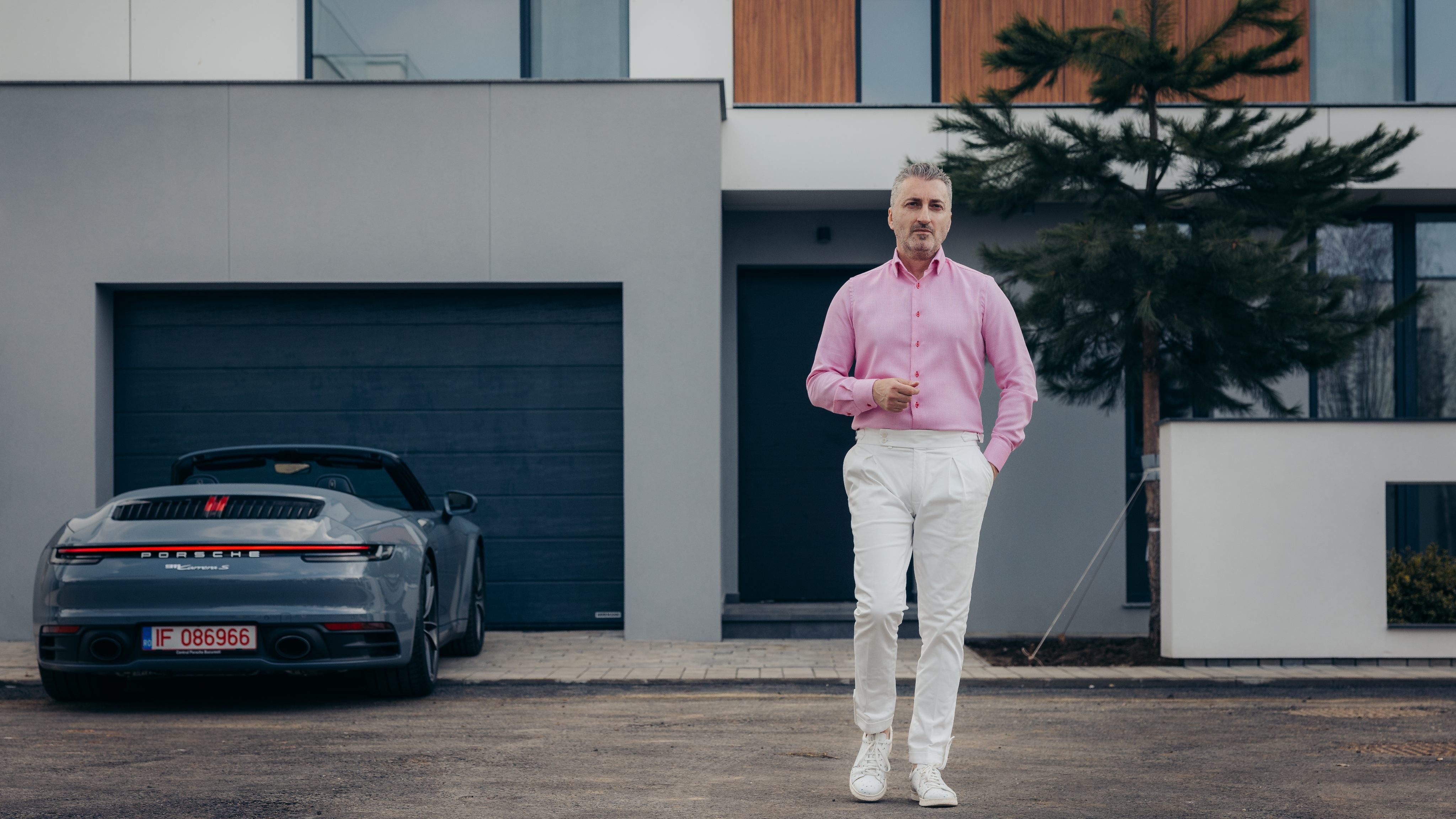 Nu construim cămășile noastre în jurul unui designer.