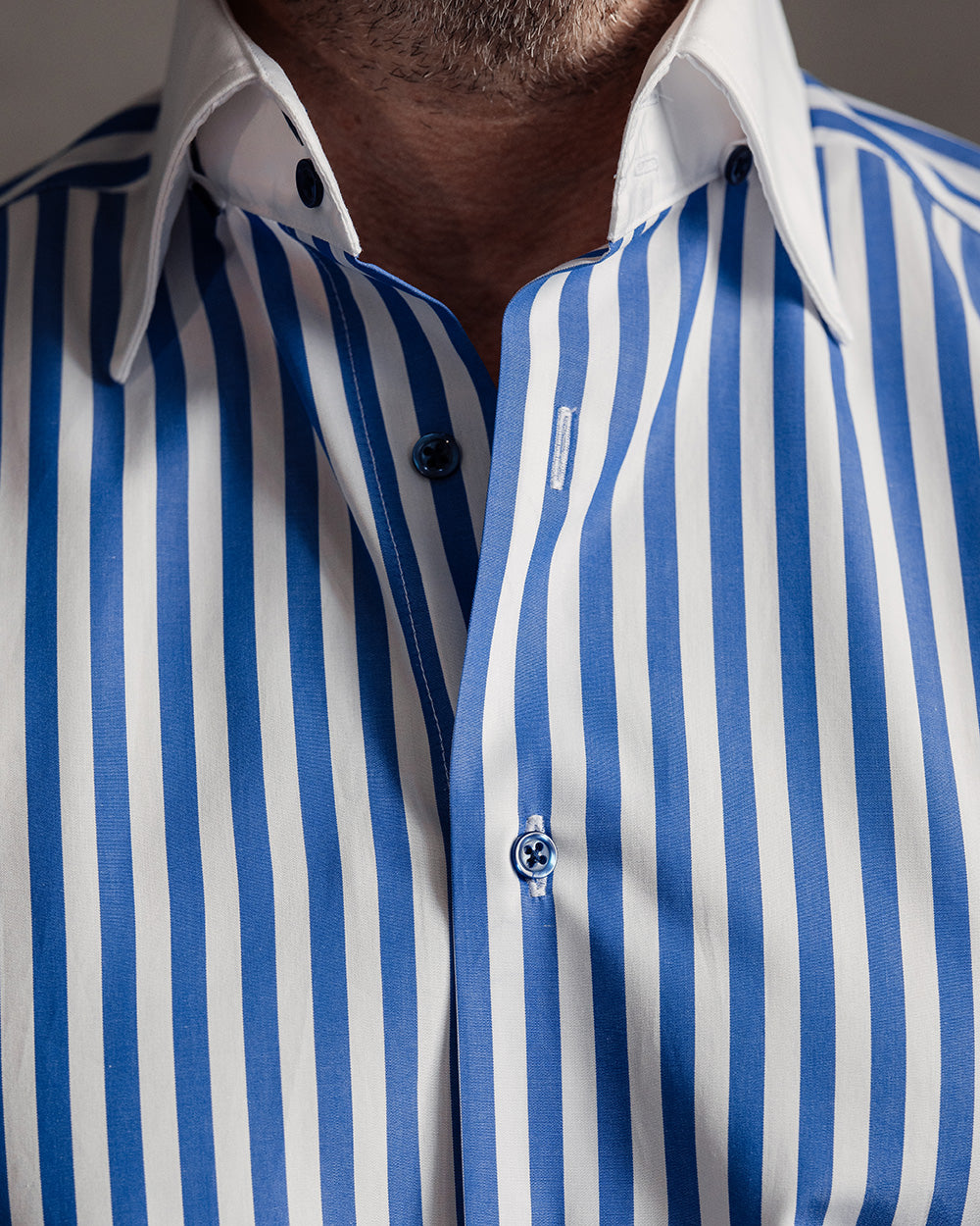 Camasa barbati business in dungi albastre cu guler si mansete albe Merer