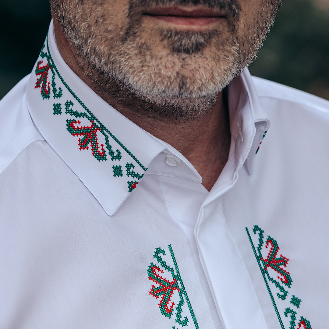 Camasa barbati casual alba motive traditionale brodate rosu-verde Merer