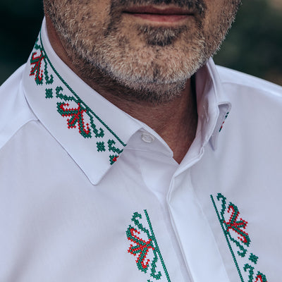 Camasa barbati casual alba motive traditionale brodate rosu-verde Merer