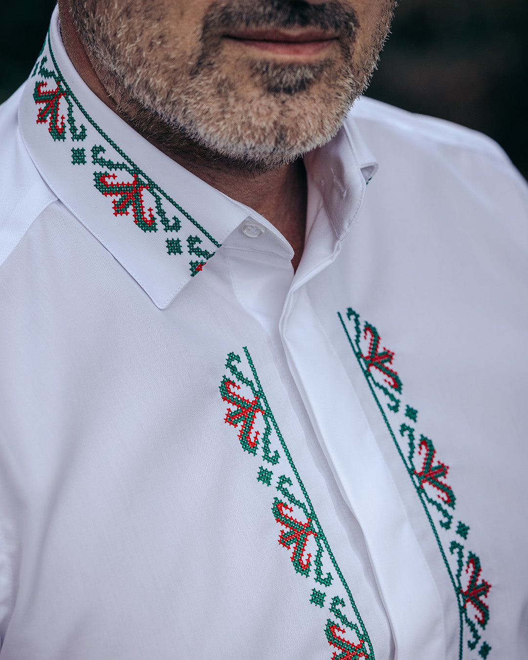 Camasa barbati casual alba motive traditionale brodate rosu-verde Merer
