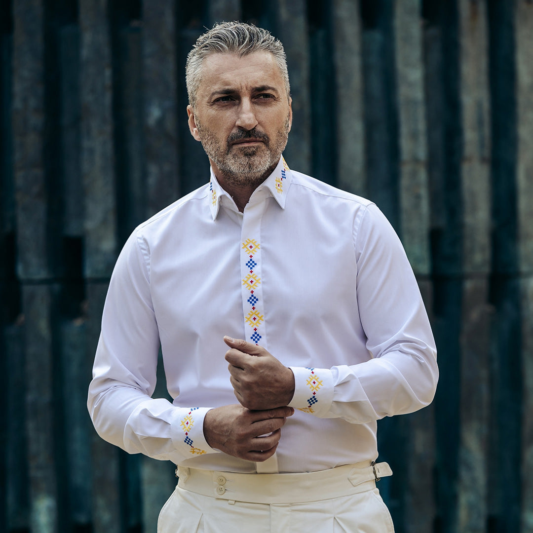 Camasa barbati casual alba motive traditionale brodate rosu-galben-albastru Merer