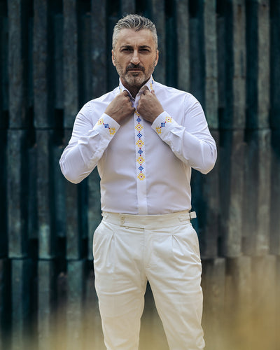 Camasa barbati casual alba motive traditionale brodate rosu-galben-albastru Merer