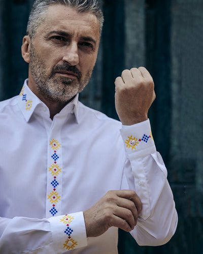 Camasa barbati casual alba motive traditionale brodate rosu-galben-albastru Merer