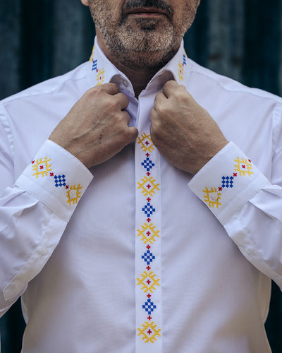 Camasa barbati casual alba motive traditionale brodate rosu-galben-albastru Merer