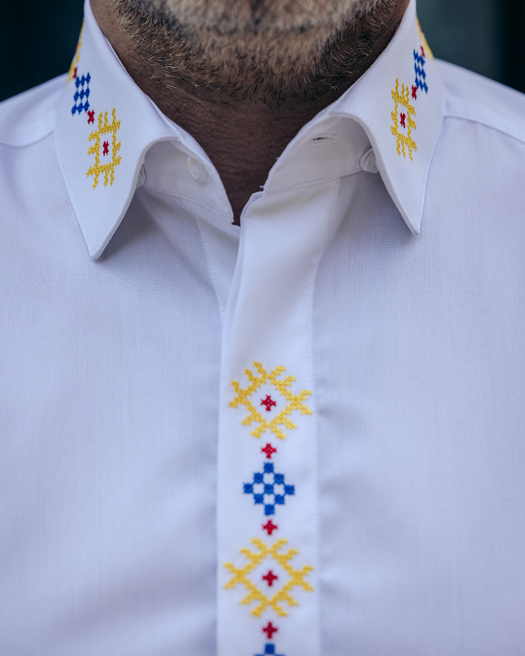 Camasa barbati casual alba motive traditionale brodate rosu-galben-albastru Merer