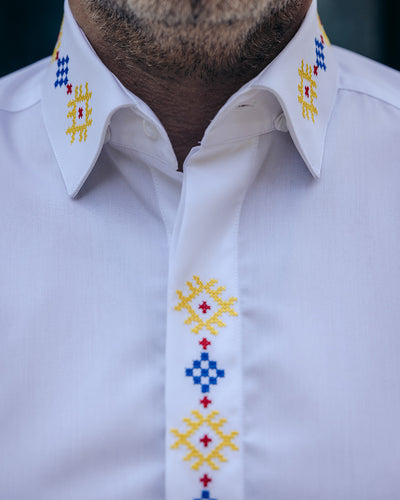 Camasa barbati casual alba motive traditionale brodate rosu-galben-albastru Merer