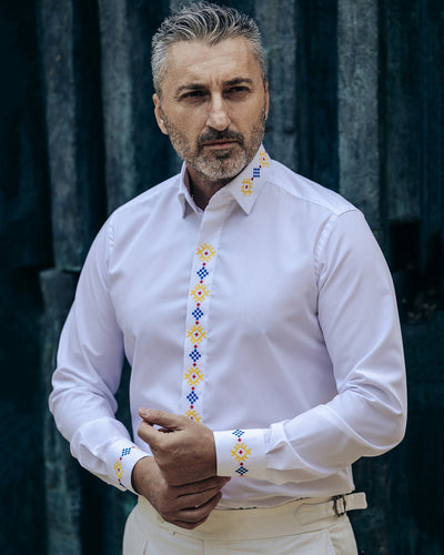 Camasa barbati casual alba motive traditionale brodate rosu-galben-albastru Merer