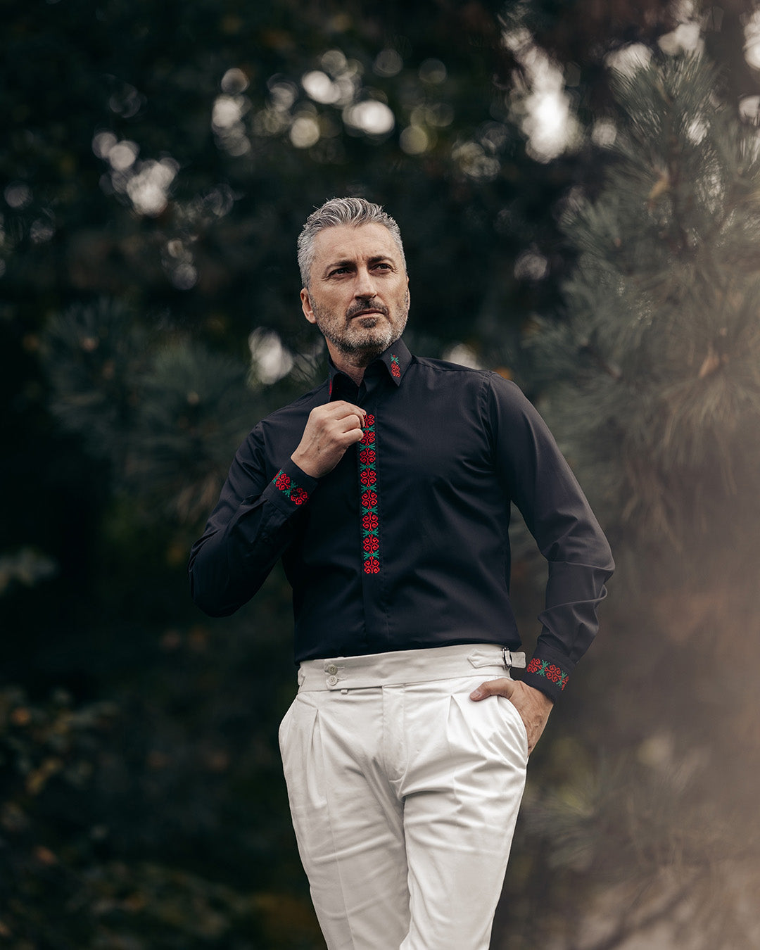 Camasa barbati casual neagra motive traditionale brodate verde-rosu Merer