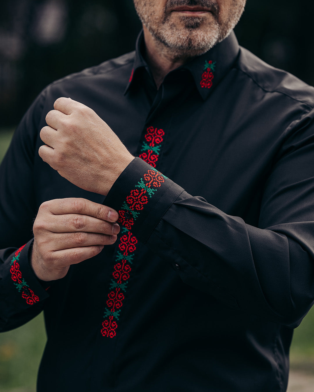 Camasa barbati casual neagra motive traditionale brodate verde-rosu Merer