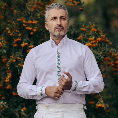 Camasa barbati casual alba motive traditionale brodate verde-rosu-galben Merer