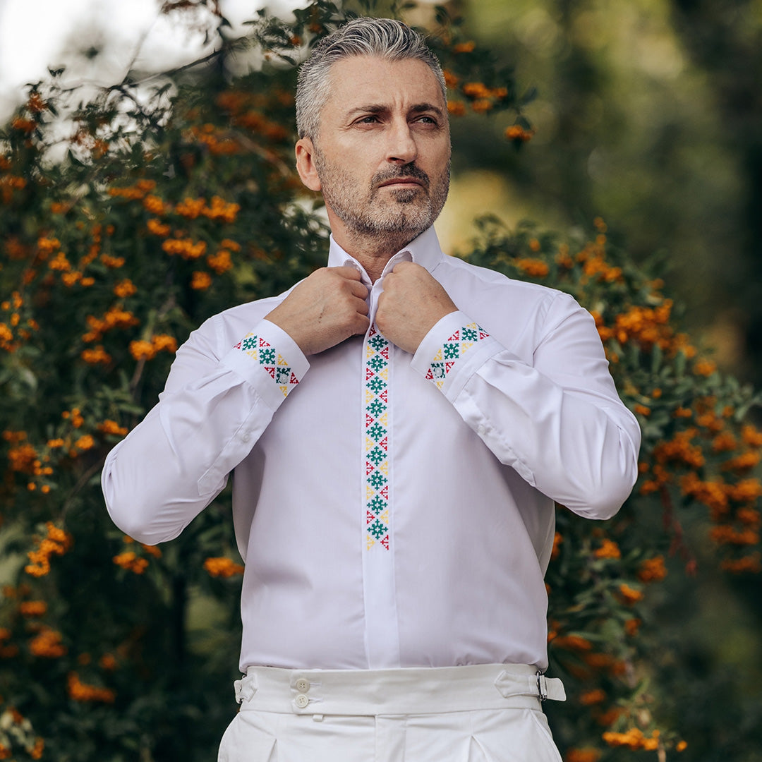 Camasa barbati casual alba motive traditionale brodate verde-rosu-galben Merer