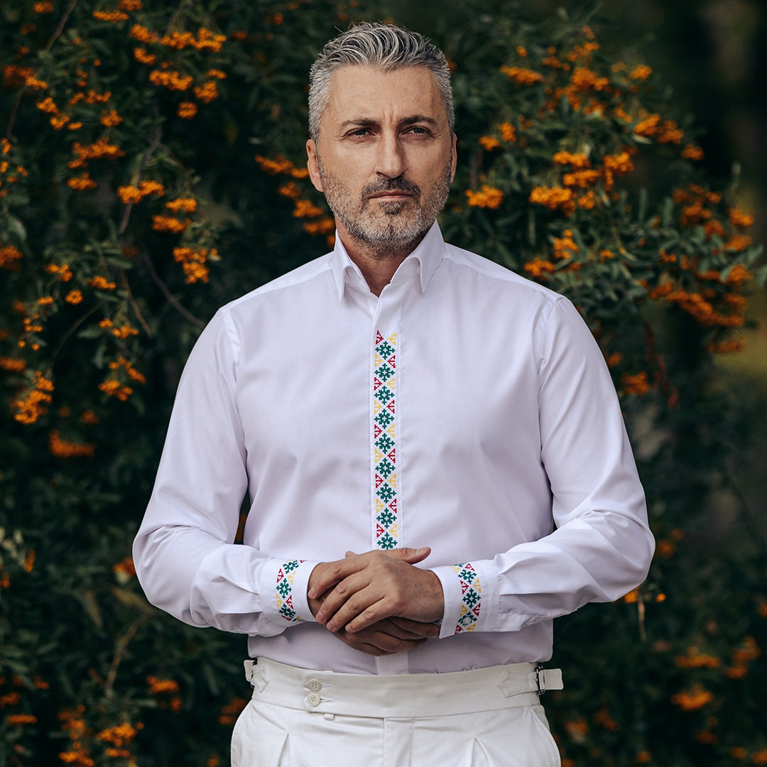 Camasa barbati casual alba motive traditionale brodate verde-rosu-galben Merer