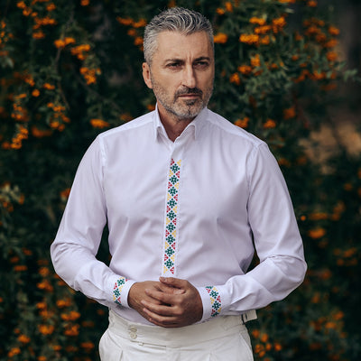 Camasa barbati casual alba motive traditionale brodate verde-rosu-galben Merer