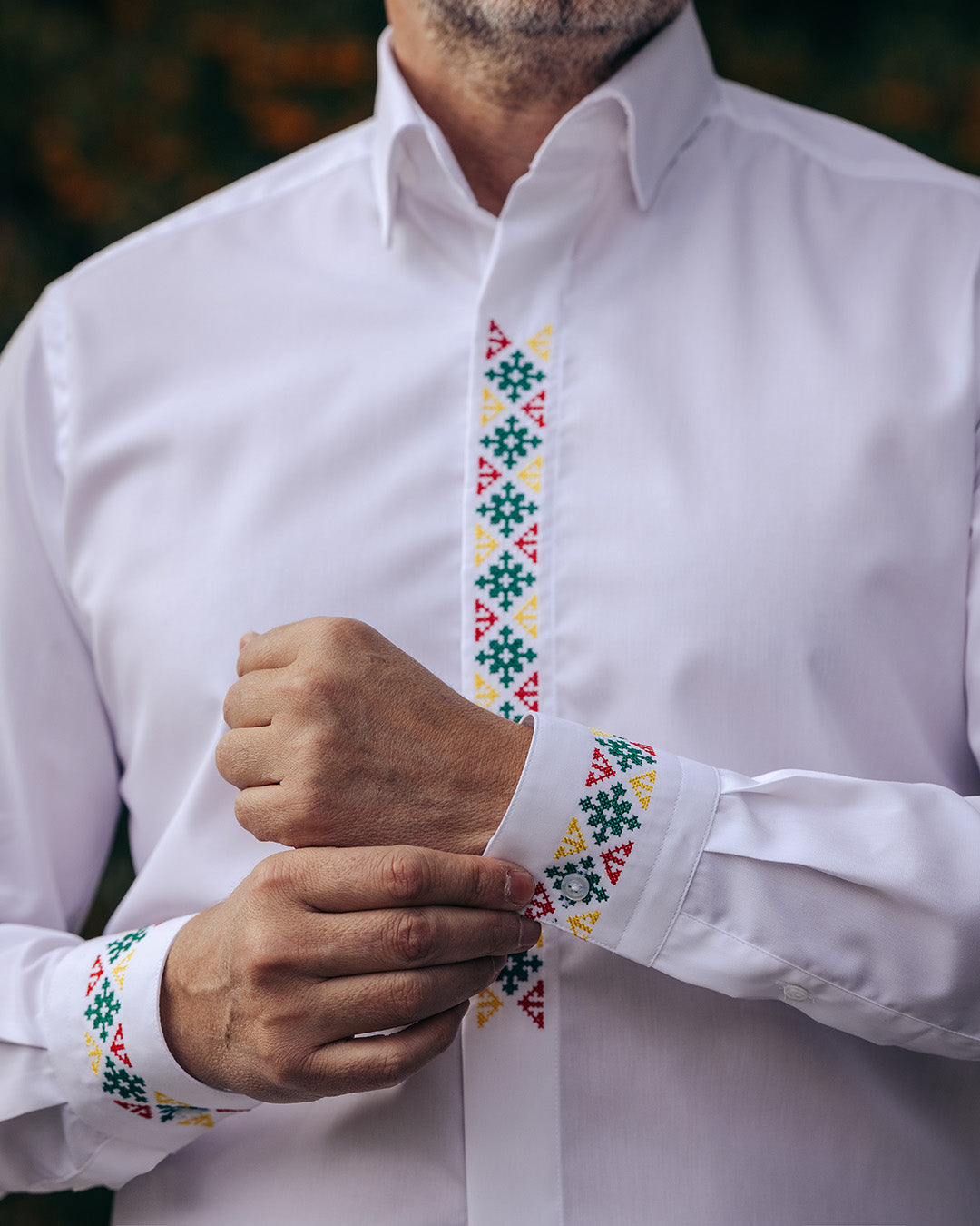 Camasa barbati casual alba motive traditionale brodate verde-rosu-galben Merer