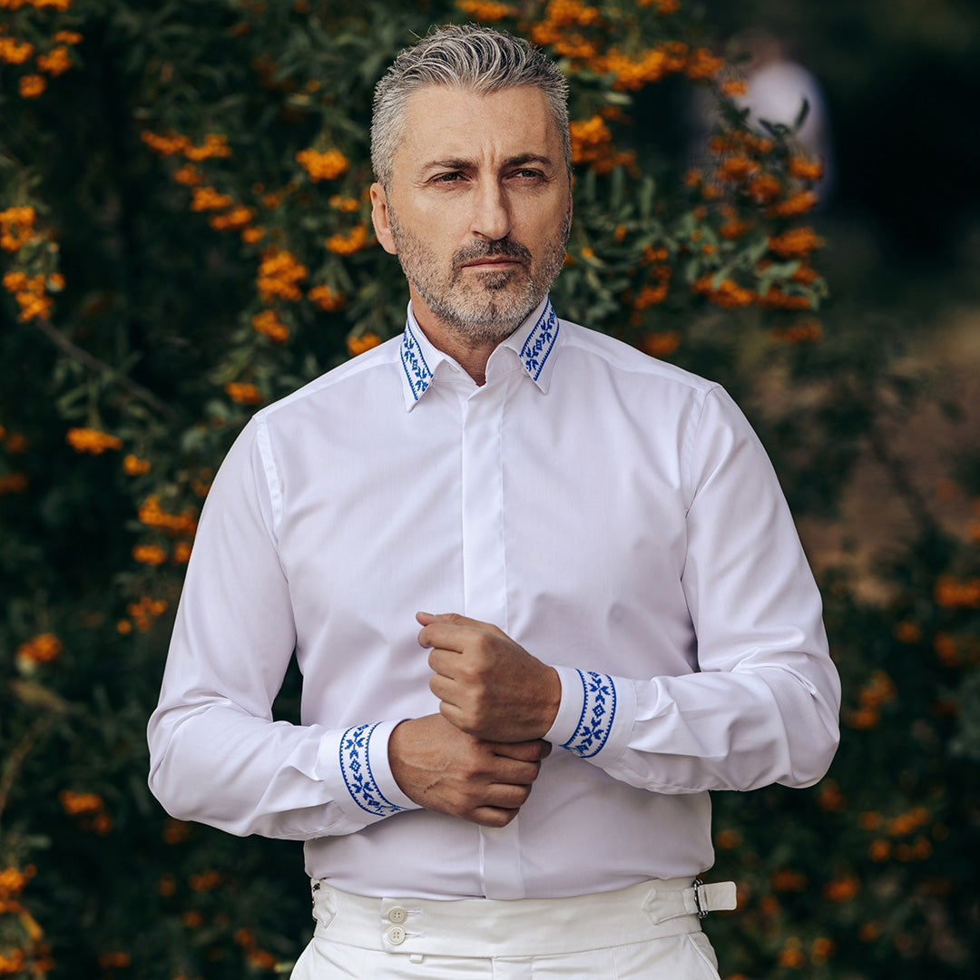 Camasa barbati casual alba motive traditionale brodate albastru Merer