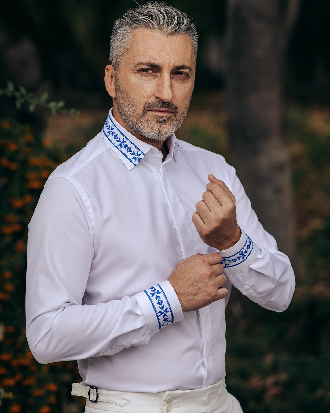 Camasa barbati casual alba motive traditionale brodate albastru Merer