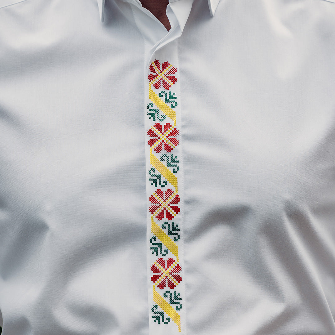Men's casual white shirt with traditional motifs and green, yellow and red embroidery Merer